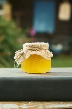 Мёд в маленькой банке