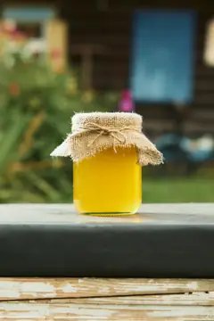 Мёд в средней банке